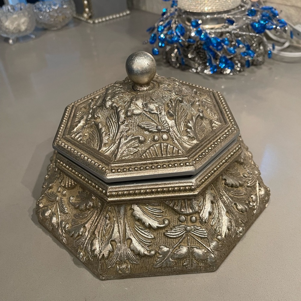 RESIN DECORATIVE CONTAINER WITH LID